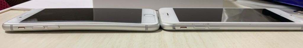 フリマアプリで購入したiPhone（左）